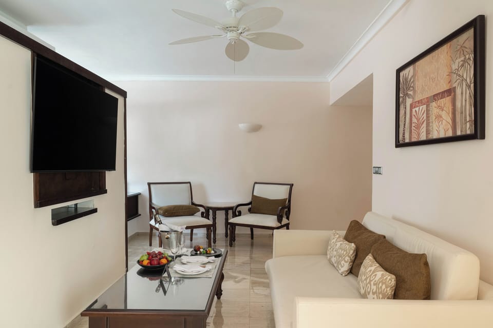 Premium bedding, down comforters, minibar (free items), in-room safe