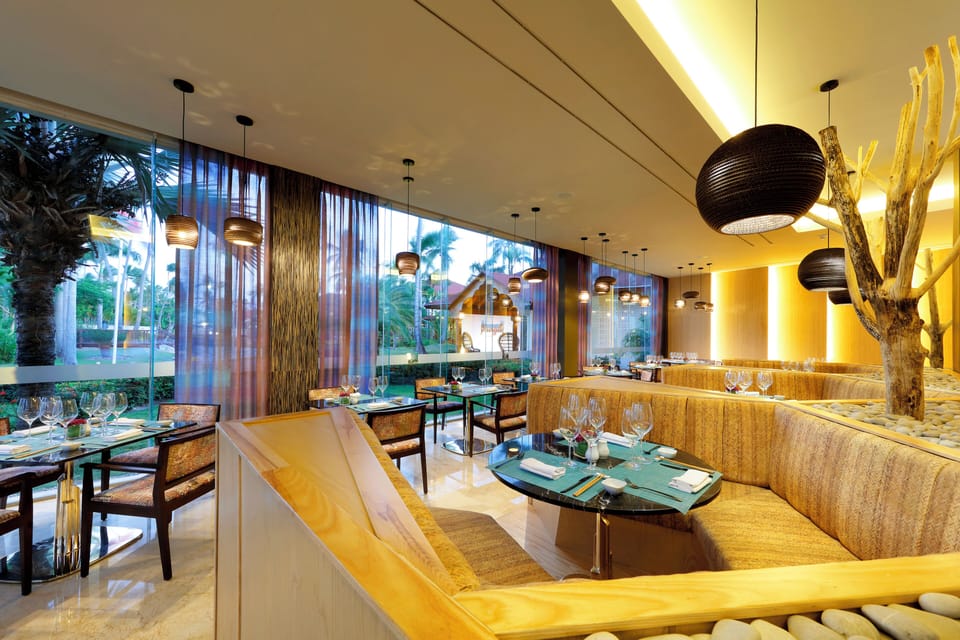 19 restaurants; breakfast, lunch, and dinner served