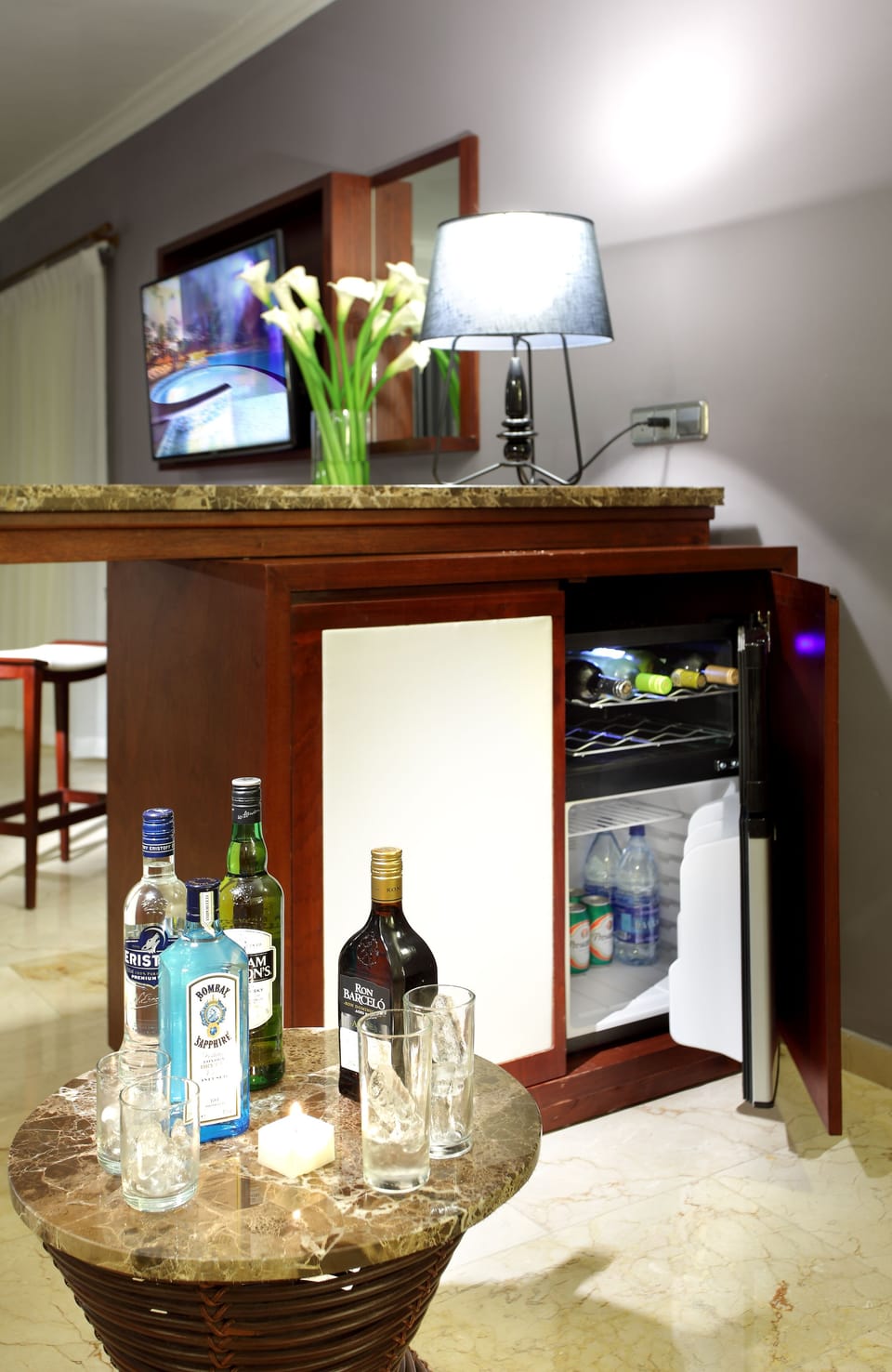 Junior Suite Swim Up | Premium bedding, down comforters, free minibar, in-room safe