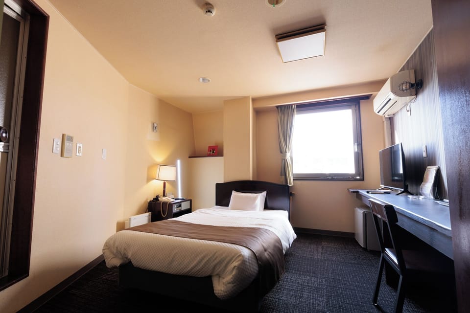 Basic Single Room, Smoking | Desk, laptop workspace, free WiFi, bed sheets