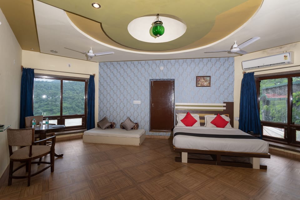Luxury Suite | Desk, WiFi (free), bed sheets