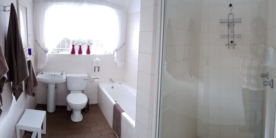 2 Bedroom Apartment | Bathroom | Free toiletries, towels