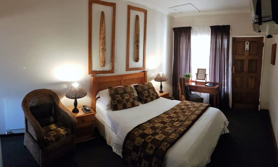 Deluxe Double Room | In-room safe, desk, iron/ironing board (on request), WiFi (free)