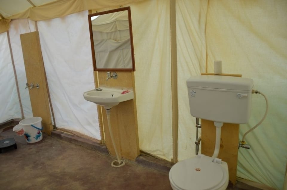 Shower, free toiletries, towels