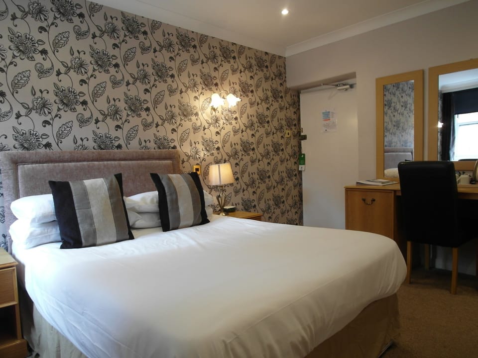 Room, 1 Double Bed, Non Smoking (Cozy) | Desk, iron/ironing board, rollaway beds, free WiFi