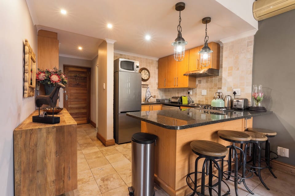 Luxury Apartment, 2 Bedrooms | Private kitchen | Fridge, microwave, oven, stovetop