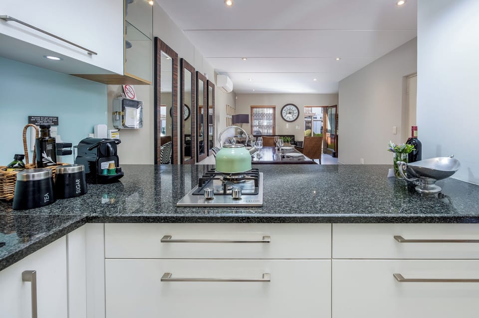 Mareba Court No 9  | Private kitchen | Espresso maker, full-size fridge, microwave, oven