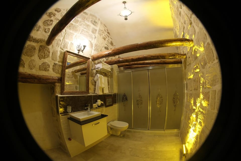 Honeymoon Studio Suite | Bathroom | Combined shower/tub, rainfall showerhead, hair dryer, slippers