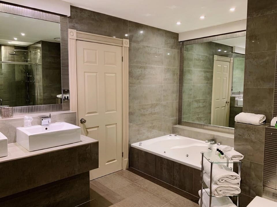 Cliff Suite | Bathroom | Combined shower/tub, eco-friendly toiletries, hair dryer, towels