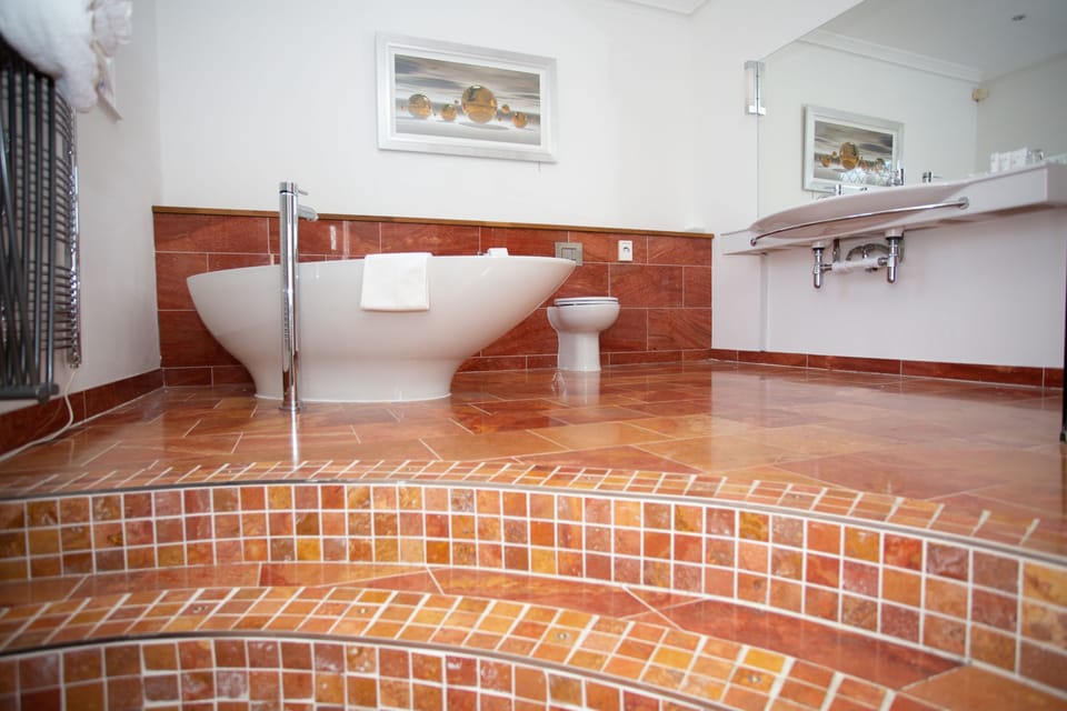 Deluxe Room | Bathroom | Combined shower/tub, free toiletries, hair dryer, towels