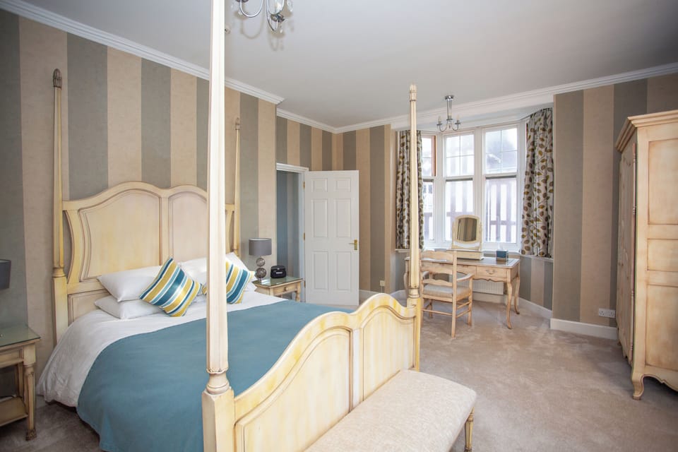Suite | Desk, iron/ironing board, free WiFi, bed sheets
