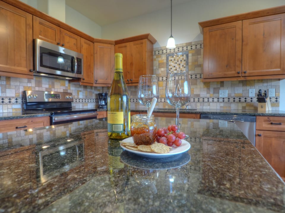 Townhome, 3 Bedrooms | Private kitchen | Full-size fridge, microwave, oven, stovetop