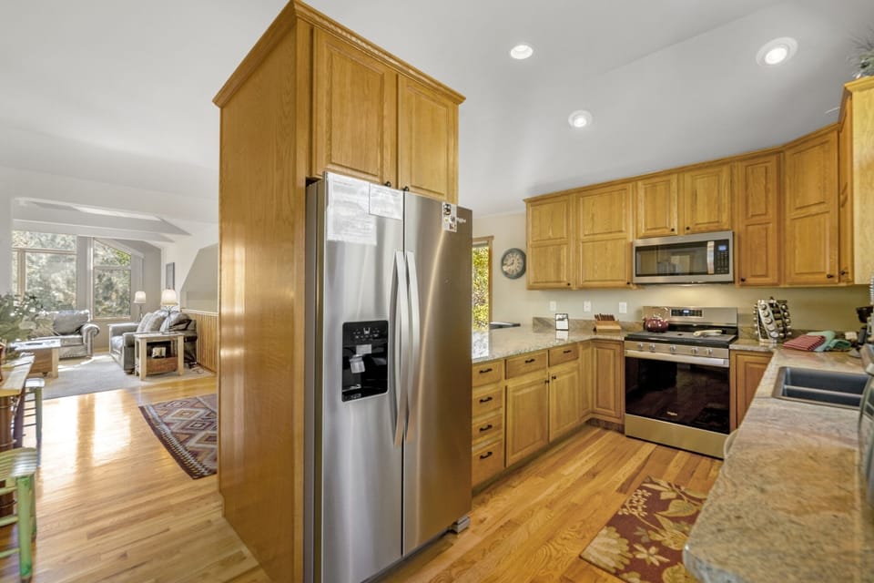 Townhome, 3 Bedrooms | Private kitchen | Fridge, oven, coffee/tea maker, toaster
