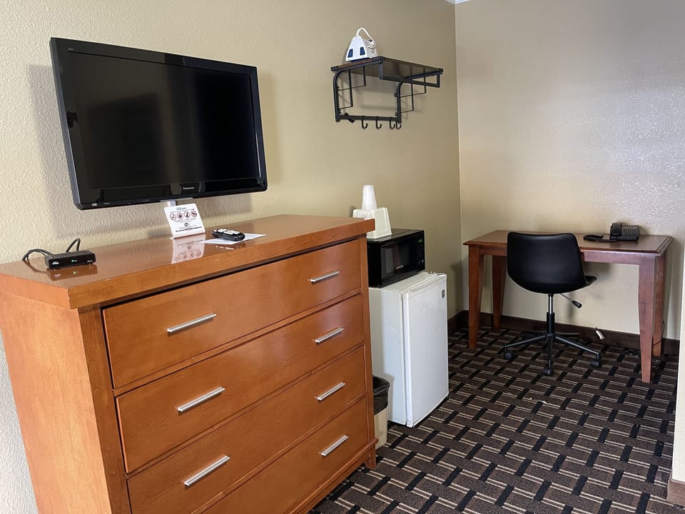 Standard Room, 1 Queen Bed, Non Smoking | Desk, free WiFi, bed sheets