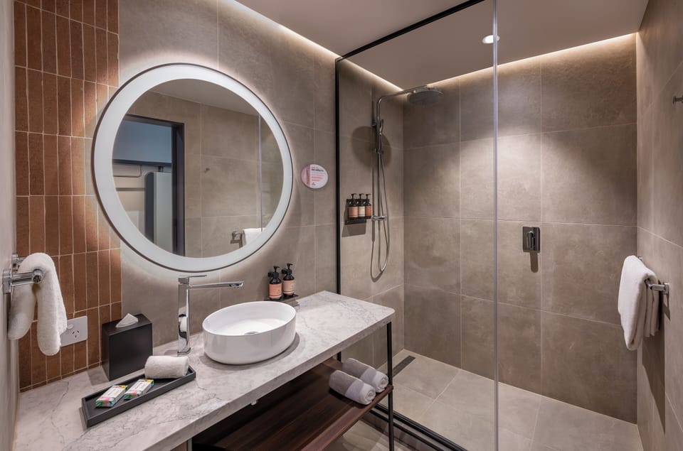 Deluxe King | Bathroom | Combined shower/tub, free toiletries, hair dryer, towels