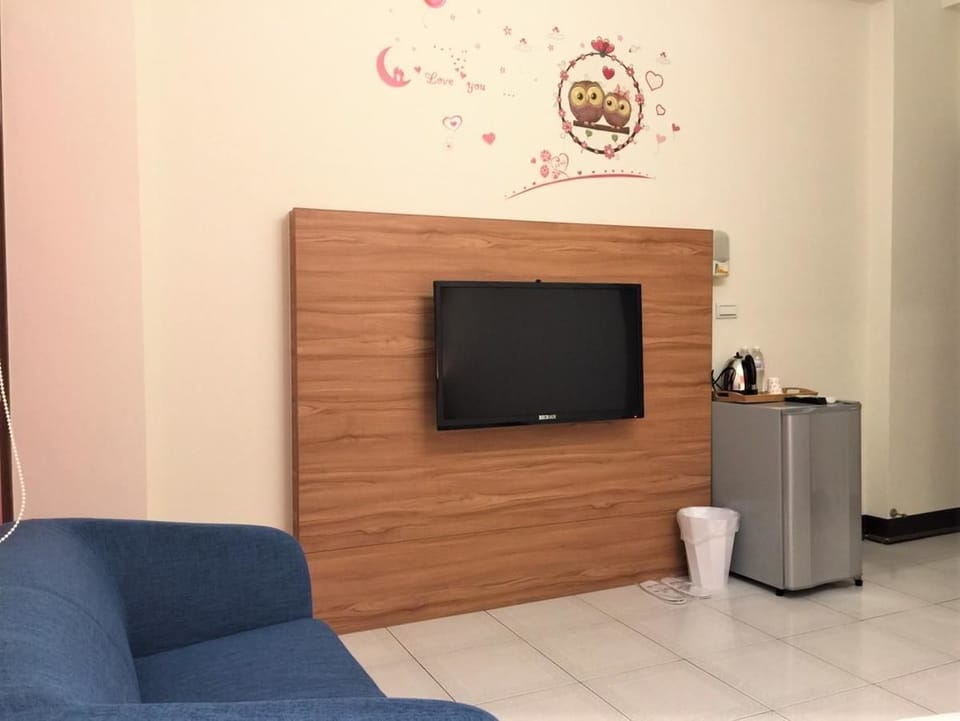 Superior Double Room (502) | Living area | LCD TV