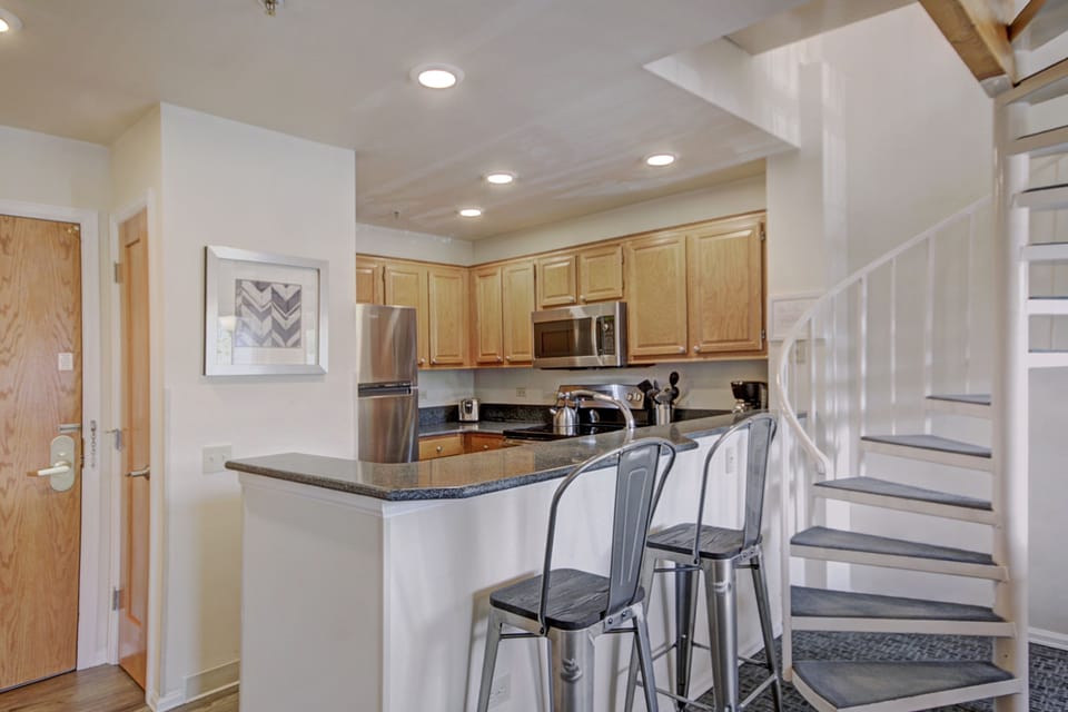 Condo, 1 Bedroom | Private kitchen | Full-size fridge, microwave, oven, stovetop