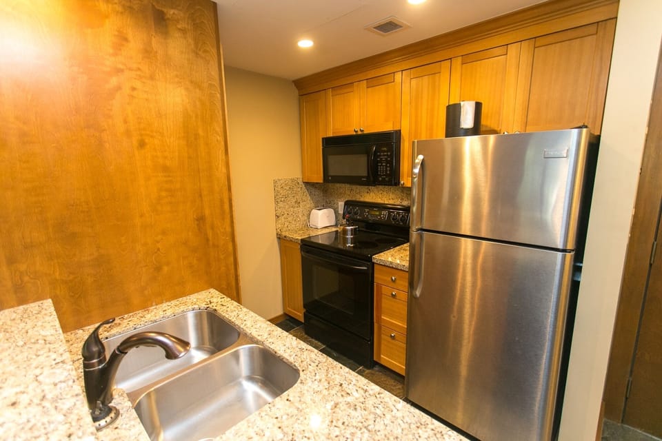 Studio | Private kitchen | Full-size fridge, microwave, oven, stovetop