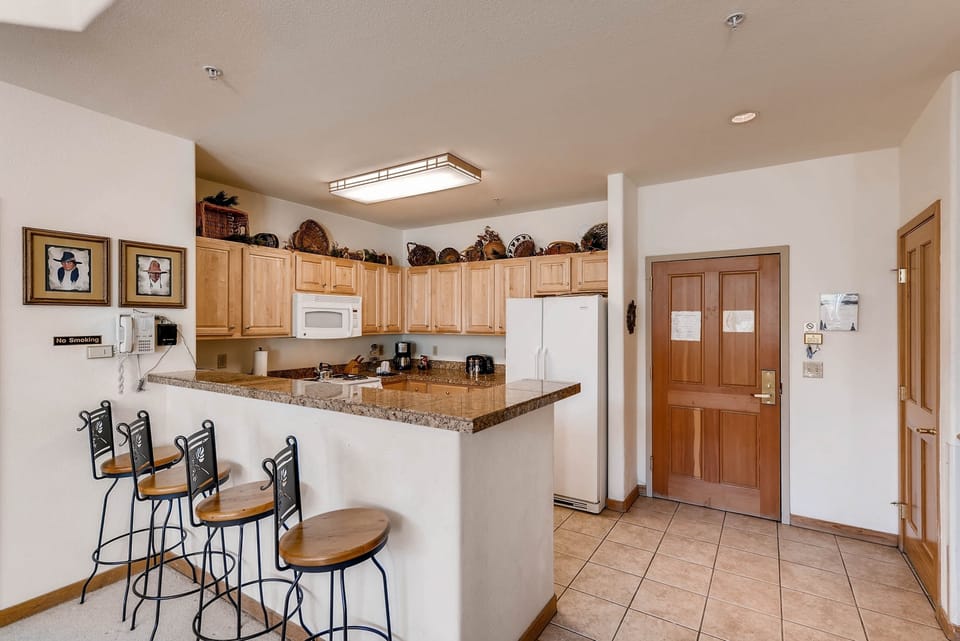 Condo, 4 Bedrooms | Private kitchen | Full-size fridge, microwave, oven, stovetop