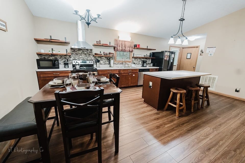 Cabin, 2 Bedrooms | Private kitchen | Coffee/tea maker, fridge, oven, toaster
