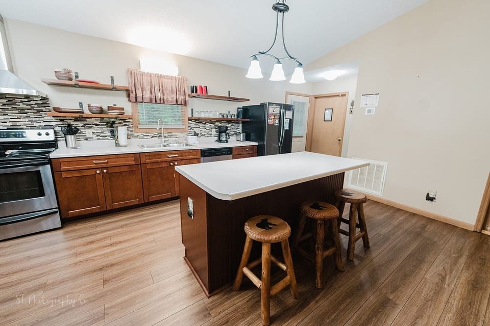 Cabin, 2 Bedrooms | Private kitchen | Coffee/tea maker, fridge, oven, toaster