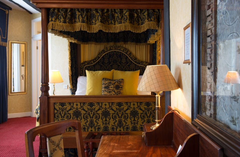 Suite, 1 King Bed, Non Smoking | Interior detail