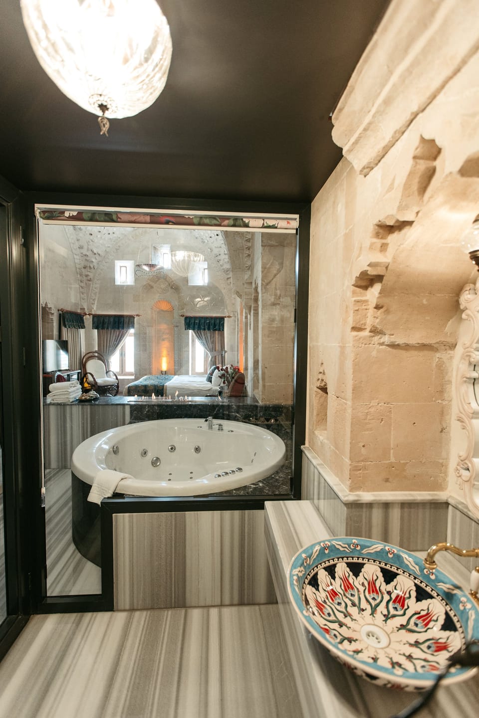 King Suite | Bathroom | Free toiletries, hair dryer, slippers, towels
