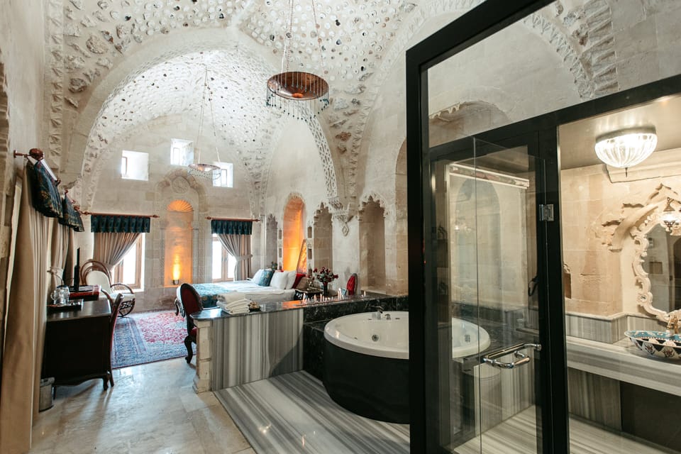 King Suite | Premium bedding, down comforters, free minibar items, in-room safe