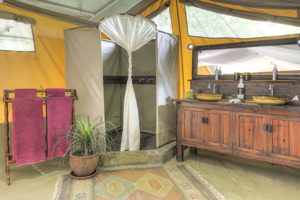 Luxury Tent | Bathroom | Shower, free toiletries, bathrobes, slippers