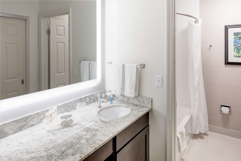 Combined shower/tub, rainfall showerhead, free toiletries, hair dryer