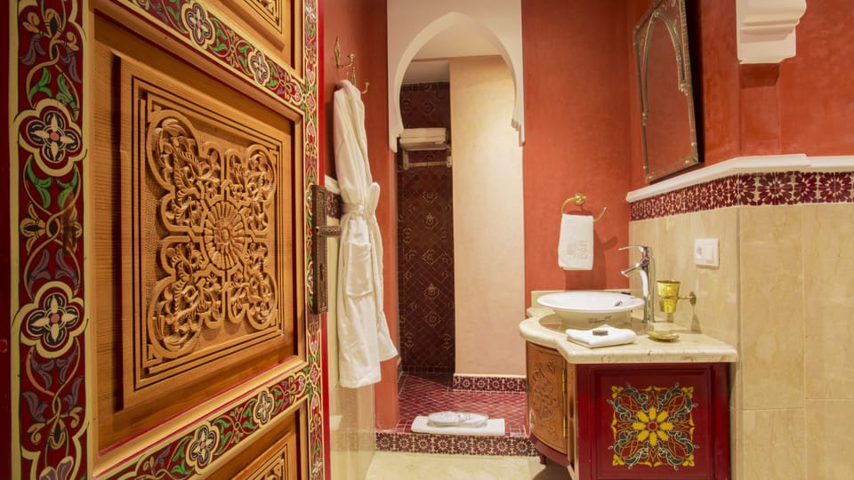 Luxury Suite | Bathroom | Free toiletries, hair dryer, bathrobes, towels