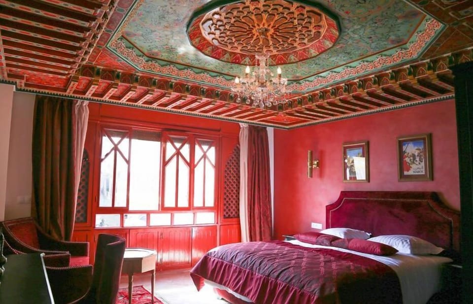 Luxury Suite | Minibar, individually decorated, desk, blackout drapes