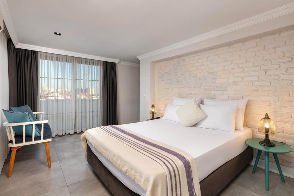 Suite, Jetted Tub | Premium bedding, minibar, in-room safe, free WiFi