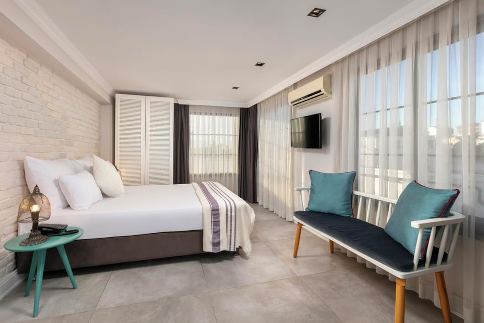 Suite, Jetted Tub | Premium bedding, minibar, in-room safe, free WiFi