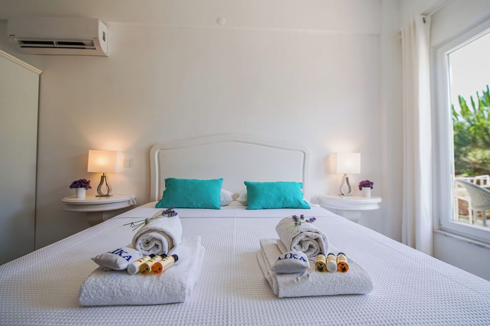 Deluxe Double Room, 1 Queen Bed, Balcony, Partial Sea View | Minibar, WiFi (free), bed sheets