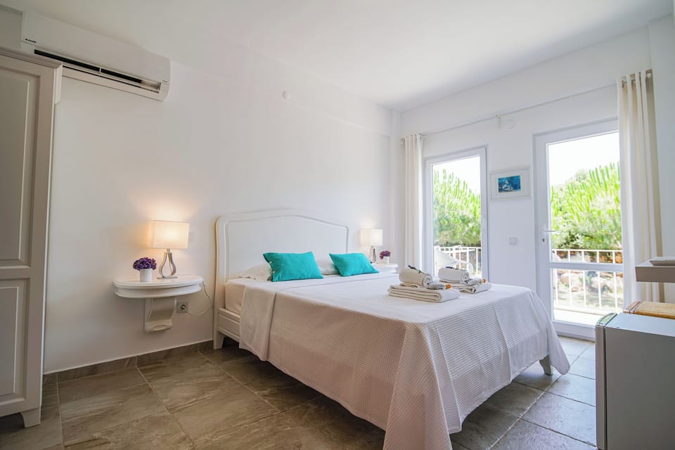 Deluxe Double Room, 1 Queen Bed, Balcony, Partial Sea View | Minibar, WiFi (free), bed sheets