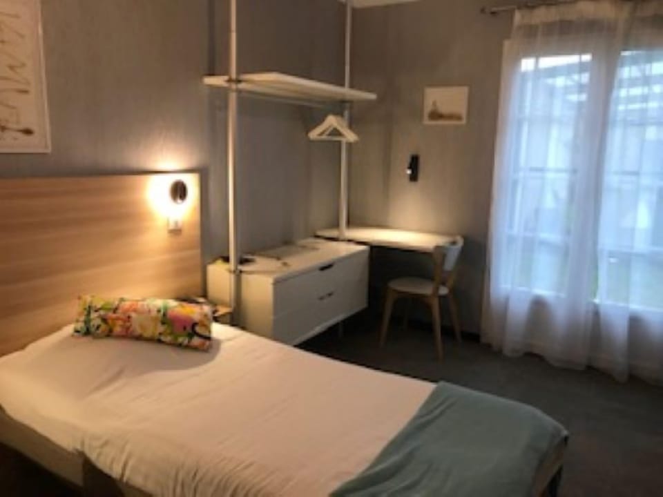 Quadruple Room | Desk, soundproofing, free WiFi, bed sheets