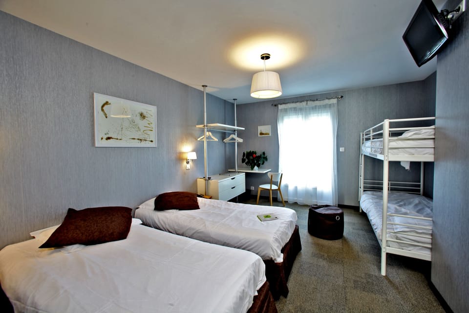 Quadruple Room | Desk, soundproofing, free WiFi, bed sheets