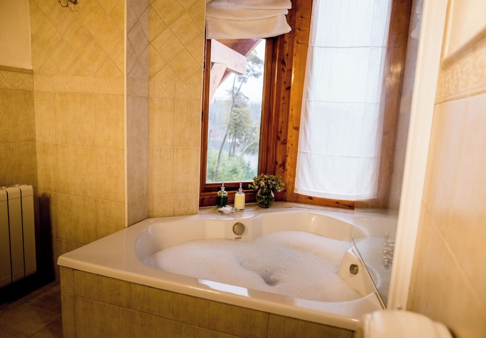 Superior Room | Bathroom | Free toiletries, hair dryer, bidet, towels