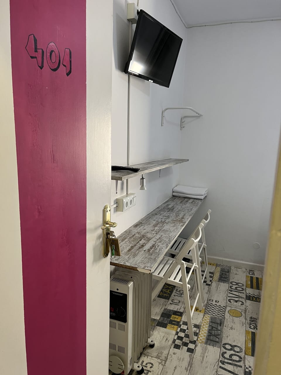 Twin Room, Shared Bathroom | Desk, blackout drapes, free WiFi, bed sheets