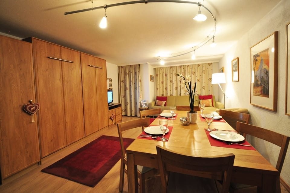 Apartment, 1 Bedroom | In-room dining