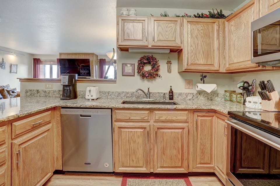 Condo, 2 Bedrooms | Private kitchen | Fridge, microwave, oven, dishwasher