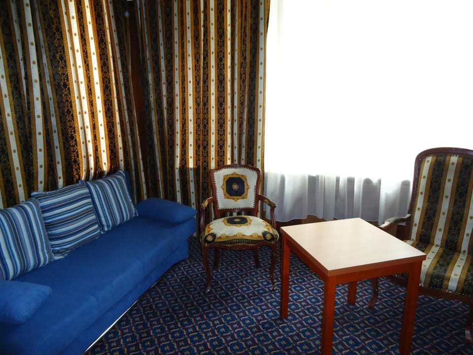 Economy Quadruple Room (5th floor, Elevator until 4th) | Living room