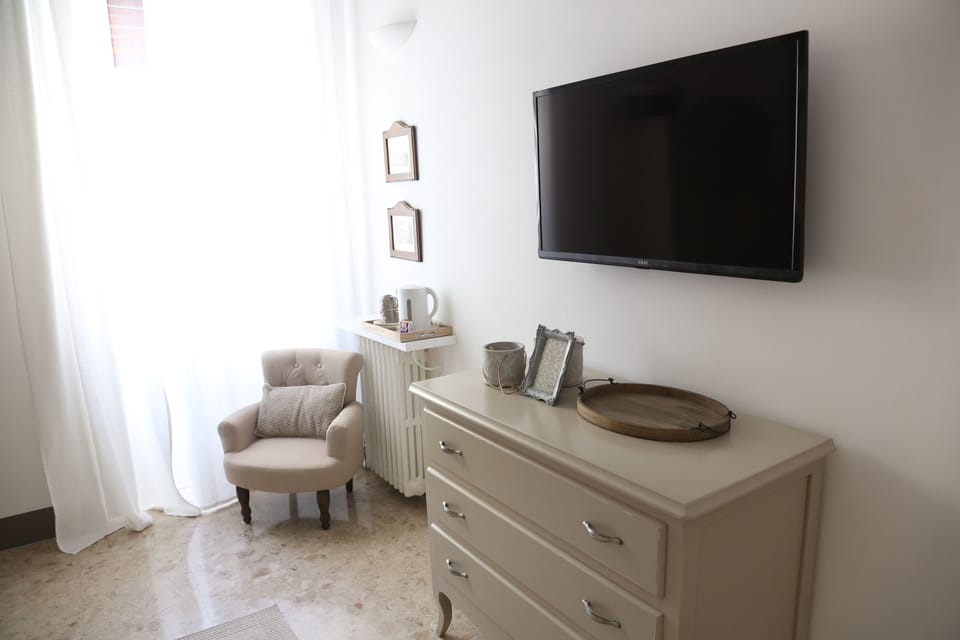 Deluxe Double Room (Dove-Grey) | Room amenity