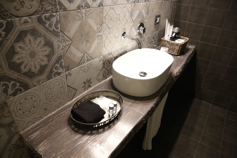 Deluxe Double Room (Dove-Grey) | Bathroom | Shower, free toiletries, hair dryer, slippers