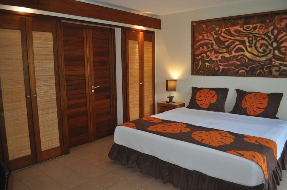 Double Room with Garden View | Minibar, in-room safe, desk, blackout drapes