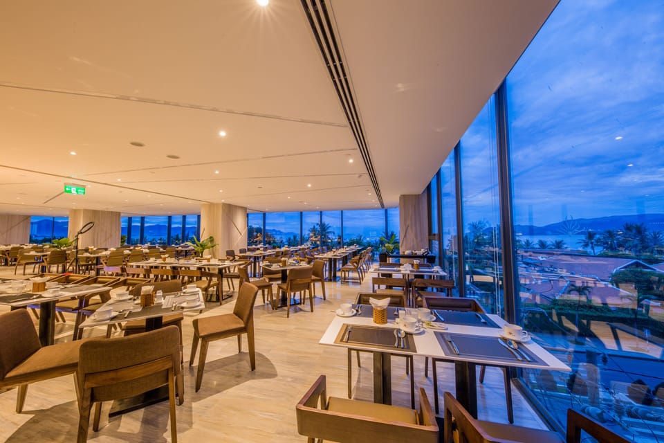 3 restaurants; breakfast, lunch, dinner, and brunch served