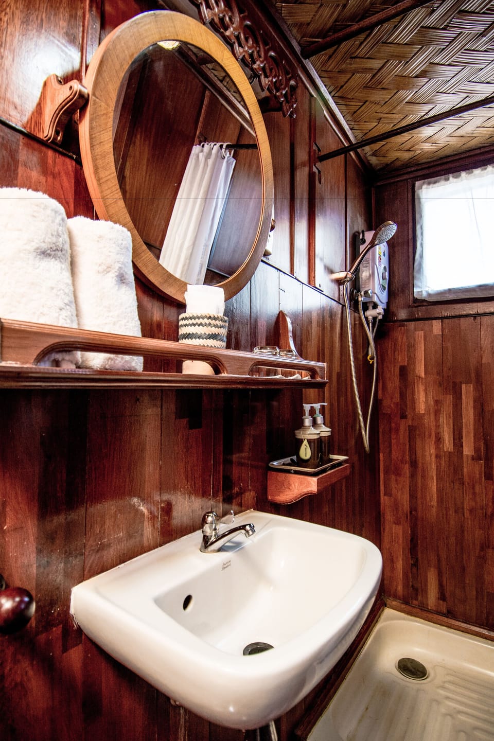 Shower, free toiletries, bathrobes, slippers