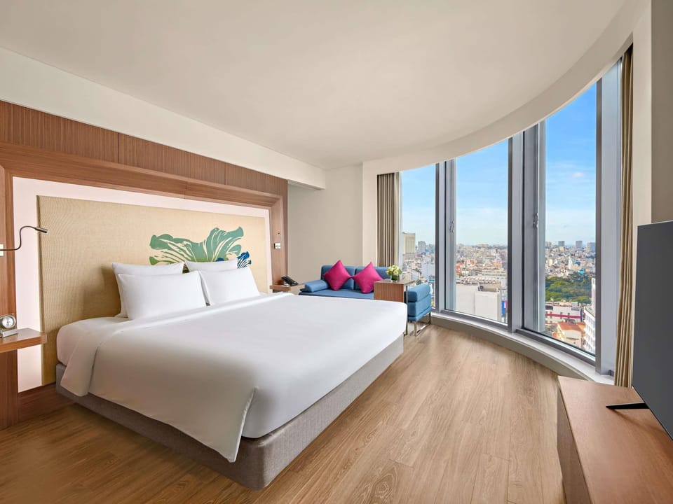 Executive Suite, 1 King Bed, Premier Lounge Access, Panoramic City View | Minibar, in-room safe, desk, iron/ironing board