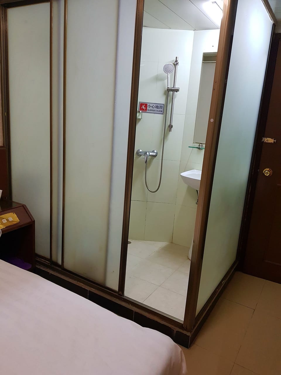 Junior Twin Room, 2 Twin Beds | Bathroom | Shower, free toiletries, hair dryer, slippers
